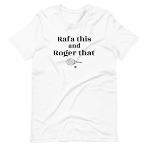 Può includere: Maglietta bianca con testo nero che recita "Rafa this and Roger that" e un'illustrazione in bianco e nero di una racchetta da tennis e una palla.