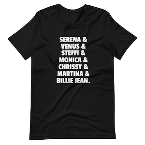 Puede incluir: Camiseta negra con texto blanco que dice "SERENA & VENUS & STEFFI & MONICA & CHRISSY & MARTINA & BILLIE JEAN."