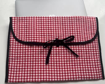 キルティング加工の赤いギンガムチェック柄ラップトップスリーブ、パッド入りMacBookカバー、コットン製オフィスアクセサリー