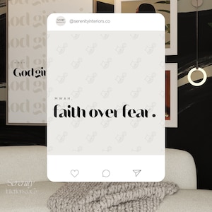 Puede incluir: Escena de diseño de interiores minimalista con obras de arte enmarcadas con las palabras "God girl" y "faith over fear". La imagen incluye un sofá de tonos neutros, una manta texturizada y una lámpara moderna.