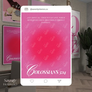 Może przedstawiać: Różowo-biały post na Instagramie z cytatem o miłości, która łączy wszystko w doskonałej harmonii. Cytat pochodzi z Listu do Kolosan 3:14. Tło to gradient od różowego do białego z wzorem białych uścisków dłoni.
