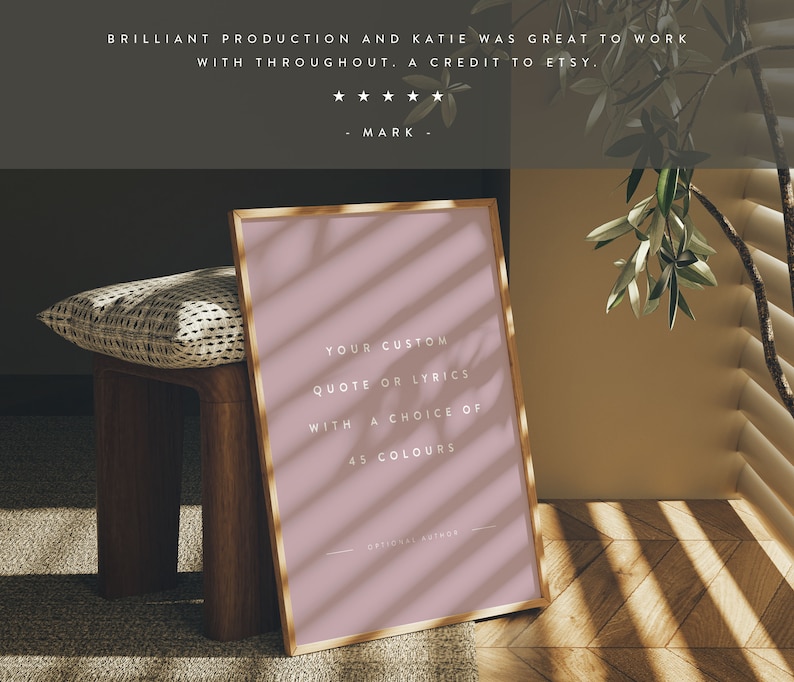 K&ouml;nnte beinhalten: Ein gerahmter Druck mit goldenem Rand, der den Text "YOUR CUSTOM QUOTE OR LYRICS WITH A CHOICE OF 45 COLOURS" zeigt. Der Druck ist in einem zarten Rosa gehalten und lehnt an einem Holzschemel. Der Text "BRILLIANT PRODUCTION AND KATIE WAS GREAT TO WORK WITH THROUGHOUT. A CREDIT TO ETSY." steht oben.