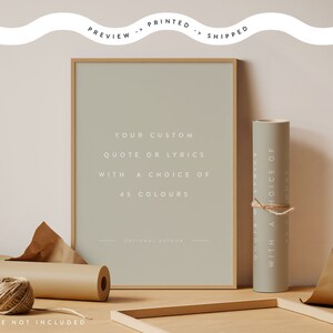 K&ouml;nnte beinhalten: Ein gerahmter Druck mit dem Text "YOUR CUSTOM QUOTE OR LYRICS WITH A CHOICE OF 45 COLOURS". Eine gerollte Druckrolle und ein Rahmen sind ebenfalls sichtbar. Der Druck ist hellgr&uuml;n, mit einem Holzrahmen. Der Text "PREVIEW -> PRINTED -> SHIPPED" steht oben.