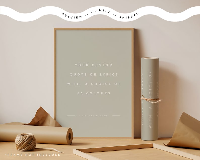 K&ouml;nnte beinhalten: Ein gerahmter Druck mit dem Text "YOUR CUSTOM QUOTE OR LYRICS WITH A CHOICE OF 45 COLOURS". Eine gerollte Druckrolle und ein Rahmen sind ebenfalls sichtbar. Der Druck ist hellgr&uuml;n, mit einem Holzrahmen. Der Text "PREVIEW -> PRINTED -> SHIPPED" steht oben.