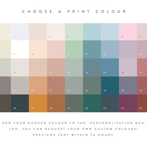 K&ouml;nnte beinhalten: Eine Farbkarte mit 45 Farbfeldern, die in einem Raster angeordnet sind. Der Text "CHOOSE A PRINT COLOUR" steht oben. Darunter steht: "ADD YOUR CHOSEN COLOUR TO THE 'PERSONALISATION BOX' (OR, YOU CAN REQUEST YOUR OWN CUSTOM COLOURS) PREVIEWS SENT WITHIN 24 HOURS."
