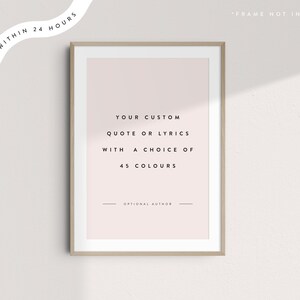 K&ouml;nnte beinhalten: Ein gerahmter Druck mit hellrosa Hintergrund und wei&szlig;em Rand. Der Text lautet "YOUR CUSTOM QUOTE OR LYRICS WITH A CHOICE OF 45 COLOURS" und "OPTIONAL AUTHOR". Die Worte "PREVIEW WITHIN 24 HOURS" sind oben links aufgedruckt.