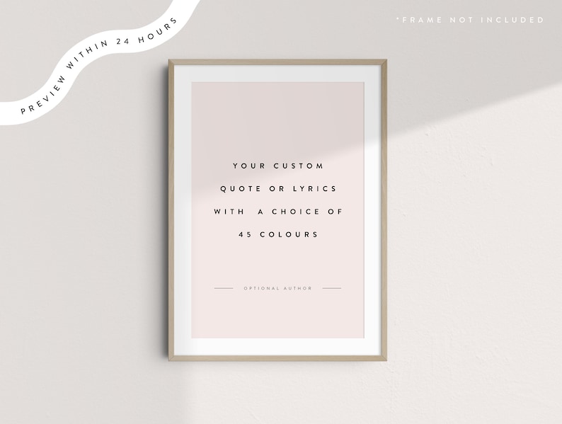 K&ouml;nnte beinhalten: Ein gerahmter Druck mit hellrosa Hintergrund und wei&szlig;em Rand. Der Text lautet "YOUR CUSTOM QUOTE OR LYRICS WITH A CHOICE OF 45 COLOURS" und "OPTIONAL AUTHOR". Die Worte "PREVIEW WITHIN 24 HOURS" sind oben links aufgedruckt.
