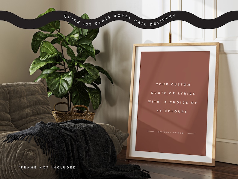 K&ouml;nnte beinhalten: Ein gerahmter Druck mit terrakottafarbenem Hintergrund und dem Text "YOUR CUSTOM QUOTE OR LYRICS WITH A CHOICE OF 45 COLOURS". Der Rahmen ist aus hellem Holz. Eine gro&szlig;e gr&uuml;ne Pflanze und ein graues Sofa sind im Hintergrund. Der Text oben lautet "QUICK 1ST CLASS ROYAL MAIL DELIVERY".