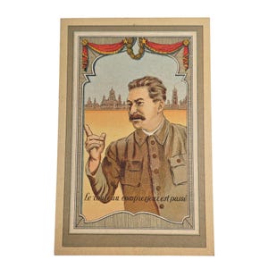 Cartolina francese vintage di Stalin – "Le rouleau compressur est passé" – Arte di propaganda sovietica, inutilizzata e illustrata