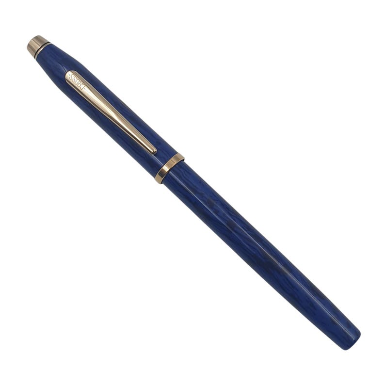 K&ouml;nnte beinhalten: Ein blauer Stift mit goldfarbenem Clip und Akzenten. Der Stift hat ein schlankes, stromlinienf&ouml;rmiges Design und ein gl&auml;nzendes Finish. Der Stift ist diagonal im Rahmen abgewinkelt.