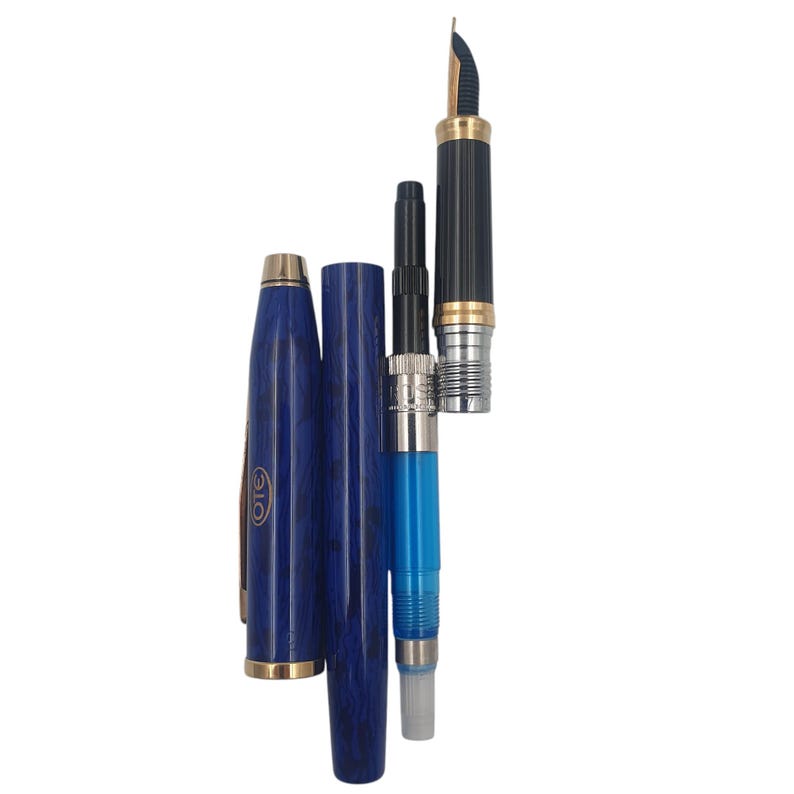 K&ouml;nnte beinhalten: Ein zerlegter F&uuml;llfederhalter mit blau marmoriertem Schaft und Kappe, goldenen Akzenten und einer schwarz-goldenen Feder. Die Komponenten des Stifts sind angeordnet und zeigen die inneren Mechanismen und das Design.