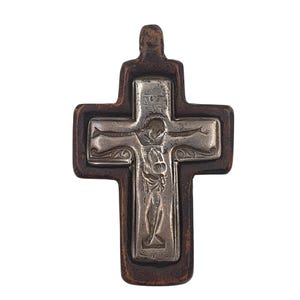 Handgefertigter Kruzifixanhänger aus Silber und Holz - religiöses Kreuz Jesus Christus, Schmuck christlicher Glaube