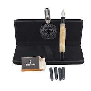 Penna stilografica Delta Dolcevita 6938 Italia - Resina perlata e argento sterling, Repubblica Italiana, pennino M color argento, scatola originale