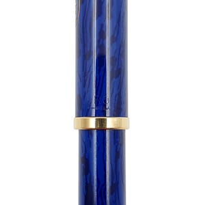 K&ouml;nnte beinhalten: Nahaufnahme eines blauen Stifts mit Marmormuster und einem goldfarbenen Band. Auf dem Stift stehen die W&ouml;rter "CROSS" und "IRELAND". Der Stift ist ein Schreibger&auml;t.