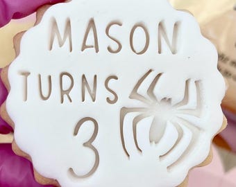 Cortador de galletas con sello de araña personalizado, fondant, glaseado, estampador, galleta personalizada, M&S, cumpleaños, niños, hombre, superhéroe, araña, ideas para fiestas.