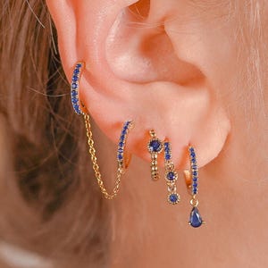 Conjunto de 5 pendientes de aro dorados y azul oscuro: Huggies, Studs y Cuff