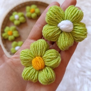 Hand-Knitted Green Daisy Appliqués – 3D Crochet Flower Embellishments, Handmade Floral Decorations for DIY Crafts