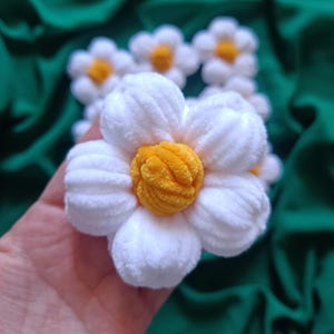 Handmade Velvet Crochet Daisy Appliqués – Soft Knitted Flower Embellishments for Crafts, 3D Flower, Scrapbooking & DIY Ornaments