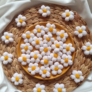 Mini margherita gonfia a 5 petali lavorata all'uncinetto, applicazioni floreali lavorate a mano, ornamenti floreali lavorati a maglia come regalo, decorazioni floreali lavorate all'uncinetto per l'artigianato