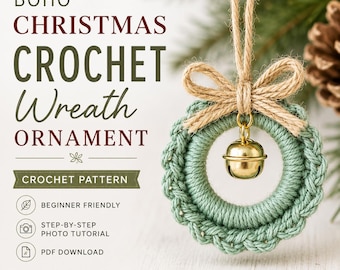 Puede incluir: Un adorno de corona de ganchillo color verde salvia con un cascabel dorado en el centro y un lazo de cuerda de yute natural en la parte superior. El texto dice BOHO CHRISTMAS CROCHET Wreath ORNAMENT, CROCHET PATTERN, BEGINNER FRIENDLY, STEP-BY-STEP PHOTO TUTORIAL, PDF DOWNLOAD.