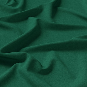 Könnte beinhalten: Nahaufnahme eines tief smaragdgrünen Stoffes mit weichen Falten und subtiler Textur. Der Stoff scheint ein mittelschweres Material zu sein, das möglicherweise für Kleidung oder Heimdekorationsprojekte geeignet ist. Die Farbe ist reich und gesättigt.
