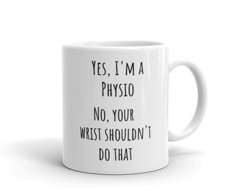 Puede incluir: Taza de cerámica blanca con texto negro que dice "Sí, soy fisioterapeuta. No, tu muñeca no debería hacer eso."