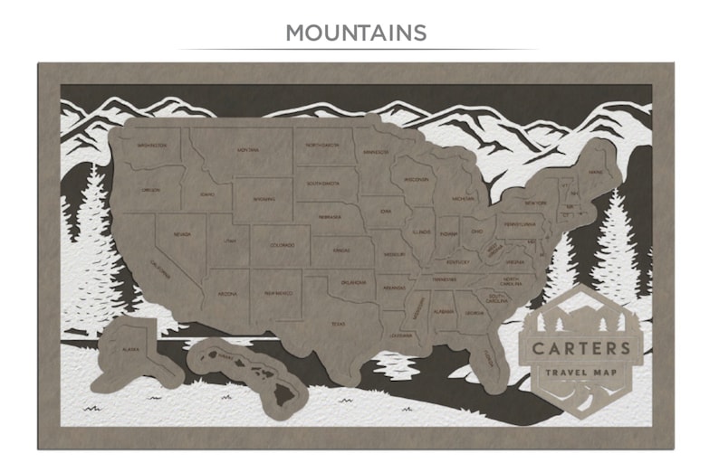 Puede incluir: Un mapa de papel marr&oacute;n de los Estados Unidos con monta&ntilde;as, &aacute;rboles y estados recortados en blanco. El mapa est&aacute; enmarcado con un borde marr&oacute;n y tiene el texto "CARTERS TRAVEL MAP" en un hex&aacute;gono blanco.