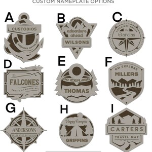 Puede incluir: Nueve dise&ntilde;os diferentes de placas de nombre de madera con varios temas, que incluyen anclas, monta&ntilde;as y &aacute;rboles. Cada dise&ntilde;o presenta un nombre de familia y una frase corta. Las placas de nombre son todas de estilo r&uacute;stico con una combinaci&oacute;n de colores marr&oacute;n y gris.