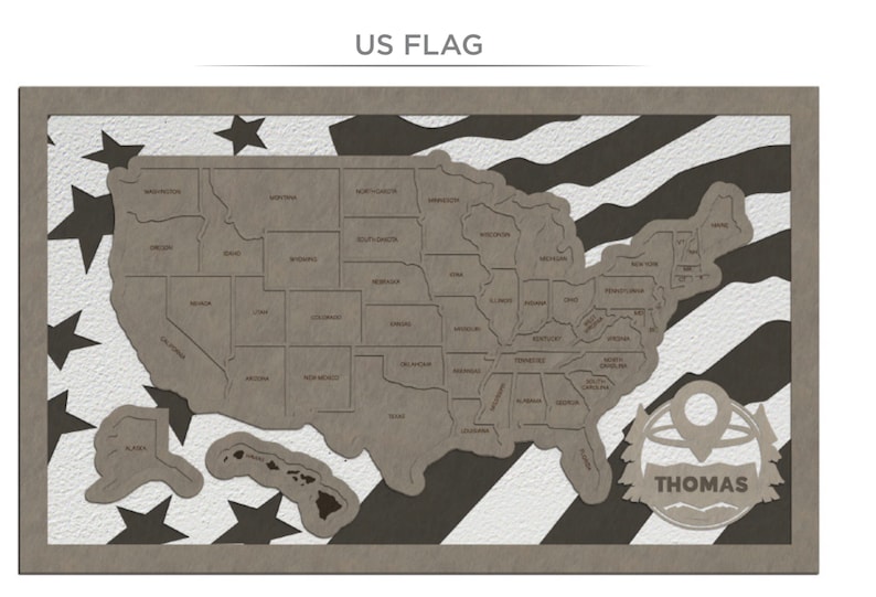 Puede incluir: Un dise&ntilde;o de bandera estadounidense marr&oacute;n y blanco con un mapa de los Estados Unidos recortado. El mapa muestra las fronteras y los nombres de los estados. La bandera est&aacute; rodeada por un marco marr&oacute;n. El texto "THOMAS" est&aacute; en un c&iacute;rculo en la esquina inferior derecha de la imagen.