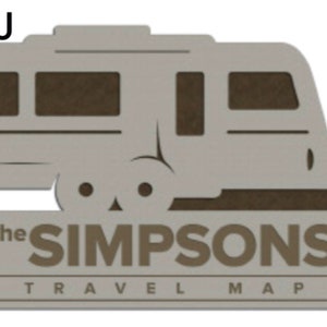 Puede incluir: Una caravana gris y marr&oacute;n con el texto "the SIMPSONS TRAVEL MAP" sobre un fondo gris.