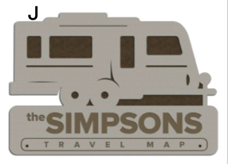 Puede incluir: Una caravana gris y marr&oacute;n con el texto "the SIMPSONS TRAVEL MAP" sobre un fondo gris.