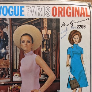 Puede incluir: Un patrón de costura vintage Vogue Paris Original con dos mujeres vistiendo vestidos. El patrón es para un vestido con cuello alto y mangas cortas. El texto en el patrón dice "Vogue Paris Original" y "Molyneux Bern. 2206 lana oscura".