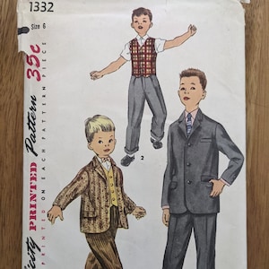 Może przedstawiać: Wzorzec szycia vintage Simplicity do odzieży dla chłopców. Wzorzec zawiera trzy różne stroje: brązową kurtkę ze spodniami w komplecie, kamizelkę w kratę z białą koszulą i spodniami oraz szary garnitur z dopasowanymi spodniami. Numer wzorca to 1332, a rozmiar to 6. Wzorzec jest wydrukowany na białym tle z czarnym tekstem.
