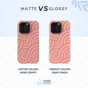 Puede incluir: Dos fundas para tel&eacute;fono con un patr&oacute;n geom&eacute;trico rosa y blanco. La funda de la izquierda es mate y tiene colores m&aacute;s suaves. La funda de la derecha es brillante y tiene colores vibrantes. El texto "MATTE VS GLOSSY" est&aacute; en la parte superior de la imagen. El texto "SOFTER COLORS MORE GRIPPY" est&aacute; debajo de la funda de la izquierda. El texto "VIBRANT COLORS SHINY FINISH" est&aacute; debajo de la funda de la derecha. El texto "AMORE CASES" est&aacute; en la parte inferior de la imagen.