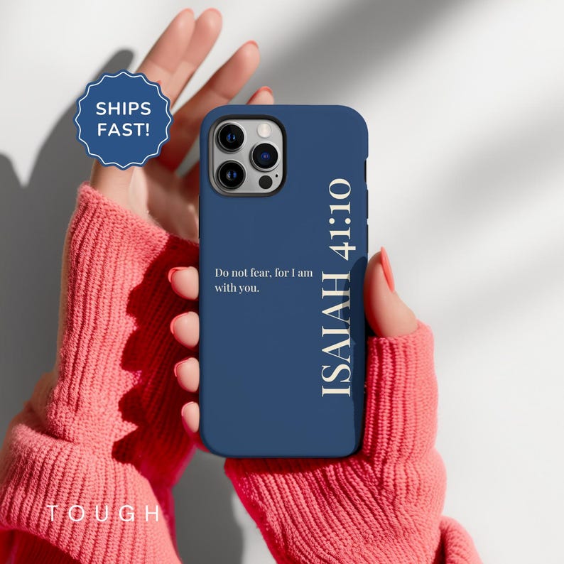 Pu&ograve; includere: Una custodia per telefono blu navy con il testo "ISAIAH 41:10" in bianco. La custodia presenta anche la citazione "Non temere, perch&eacute; io sono con te". Un adesivo blu e bianco con la scritta "SPEDIZIONI VELOCI!" &egrave; sullo sfondo.