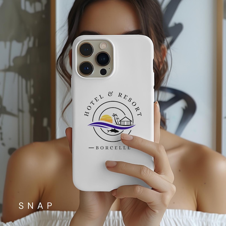 Może przedstawiać: Białe etui na iPhone z czarno-białym logo z napisem "Hotel & Resort - Borcelle". Logo przedstawia palmę, mały domek, słońce i rybę.