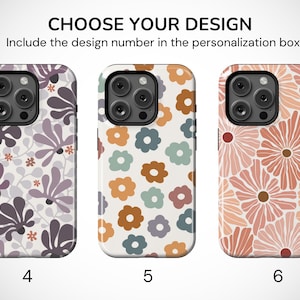 Pu&ograve; includere: Tre custodie per telefono con motivi floreali. La prima custodia ha un motivo floreale viola e bianco, la seconda ha un motivo di fiori arancioni, blu e marroni e la terza ha un design floreale rosa. Il testo in alto dice "CHOOSE YOUR DESIGN".