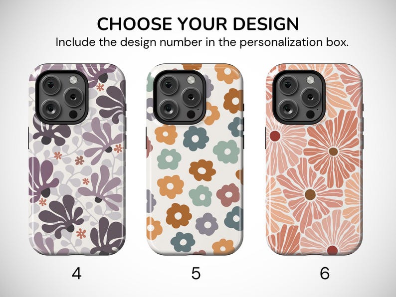 Pu&ograve; includere: Tre custodie per telefono con motivi floreali. La prima custodia ha un motivo floreale viola e bianco, la seconda ha un motivo di fiori arancioni, blu e marroni e la terza ha un design floreale rosa. Il testo in alto dice "CHOOSE YOUR DESIGN".