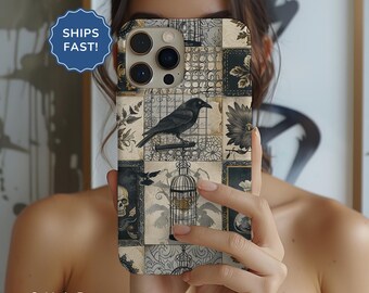 Puede incluir: Una funda de teléfono en blanco y negro con un diseño de patchwork que presenta un cuervo negro, una jaula y una calavera. La funda tiene un estilo vintage y es perfecta para agregar un toque de estilo gótico a tu teléfono.