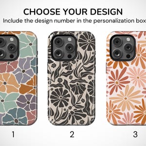 Pu&ograve; includere: Tre custodie per telefono con disegni floreali. La prima custodia ha un motivo floreale colorato, la seconda un motivo floreale nero e beige e la terza un motivo floreale arancione e rosa. Il testo in alto dice "CHOOSE YOUR DESIGN" e "Include the design number in the personalization box."