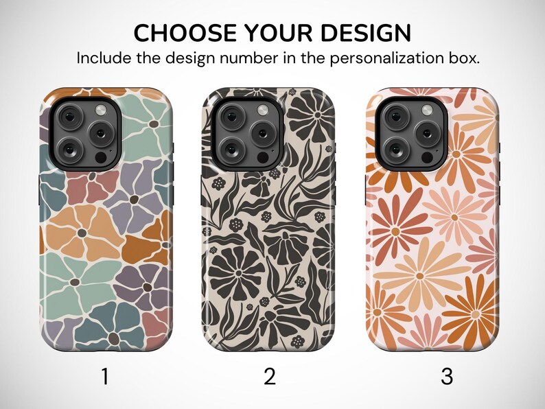 Pu&ograve; includere: Tre custodie per telefono con disegni floreali. La prima custodia ha un motivo floreale colorato, la seconda un motivo floreale nero e beige e la terza un motivo floreale arancione e rosa. Il testo in alto dice "CHOOSE YOUR DESIGN" e "Include the design number in the personalization box."