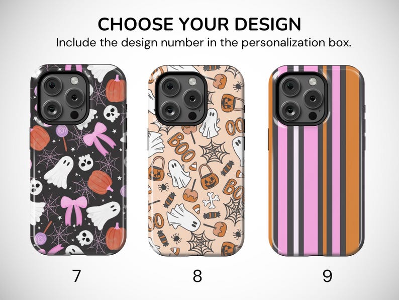 Puede incluir: Tres fundas para tel&eacute;fono con dise&ntilde;os de Halloween. Una funda es negra con calabazas, fantasmas y lazos. Otra es beige con fantasmas, caramelos y la palabra "BOO". La tercera tiene rayas rosas, naranjas y negras. Texto: CHOOSE YOUR DESIGN.