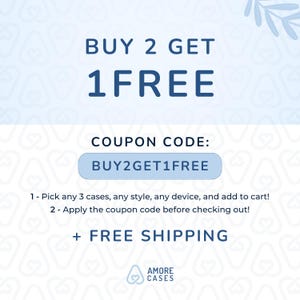 Puede incluir: Un gr&aacute;fico azul y blanco con el texto "BUY 2 GET 1 FREE" y el c&oacute;digo de cup&oacute;n "BUY2GET1FREE". El gr&aacute;fico tambi&eacute;n incluye el texto "+ FREE SHIPPING" y el logotipo "AMORE CASES".