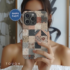 Op de afbeelding: Een telefoonhoesje met een patchwork-ontwerp met verschillende tinten bruin, beige en grijs. Het hoesje heeft een geometrisch patroon met vierkanten en rechthoeken. Het telefoonhoesje is ontworpen voor een telefoon met een drievoudige camera lens.