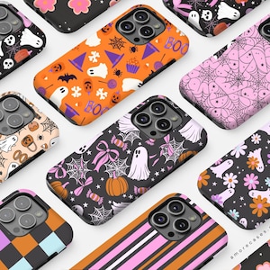 Pode incluir: Uma coleção de capas para smartphones com vários designs temáticos de Halloween. As capas apresentam padrões de fantasmas, abóboras, teias de aranha e doces em cores como laranja, preto, rosa e roxo. Algumas capas têm a palavra "BOO" impressa.