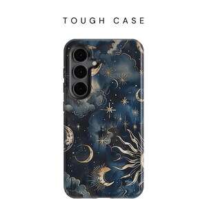 Puede incluir: Una funda para tel&eacute;fono de color azul oscuro con un dise&ntilde;o celestial que presenta lunas, estrellas y un sol dorados. La funda tiene un recorte para una lente de c&aacute;mara triple.