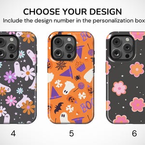 Puede incluir: Tres fundas de tel&eacute;fono con diferentes dise&ntilde;os. La primera funda es negra con flores y fantasmas blancos, morados y naranjas. La segunda funda es naranja con gr&aacute;ficos tem&aacute;ticos de Halloween. La tercera funda es negra con flores rosas y naranjas. El texto dice: ELIGE TU DISE&Ntilde;O. Incluye el n&uacute;mero de dise&ntilde;o en el cuadro de personalizaci&oacute;n.
