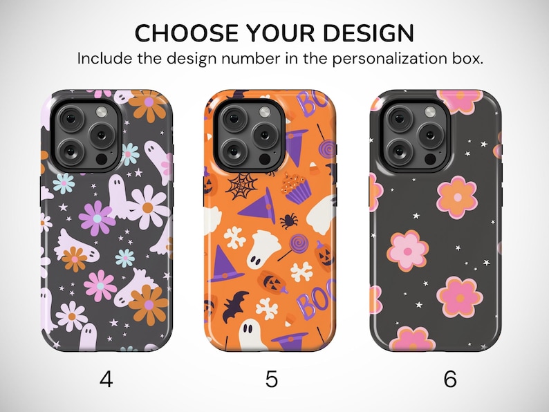 Puede incluir: Tres fundas de tel&eacute;fono con diferentes dise&ntilde;os. La primera funda es negra con flores y fantasmas blancos, morados y naranjas. La segunda funda es naranja con gr&aacute;ficos tem&aacute;ticos de Halloween. La tercera funda es negra con flores rosas y naranjas. El texto dice: ELIGE TU DISE&Ntilde;O. Incluye el n&uacute;mero de dise&ntilde;o en el cuadro de personalizaci&oacute;n.
