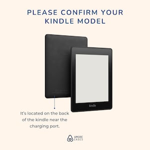Może przedstawiać: Obraz dw&oacute;ch czarnych czytnik&oacute;w Kindle, jeden pokazujący tył, a drugi prz&oacute;d. Tekst "PLEASE CONFIRM YOUR KINDLE MODEL" znajduje się na g&oacute;rze. Poniżej tekst wskazuje, gdzie znaleźć numer modelu. Logo Amore Cases znajduje się na dole.