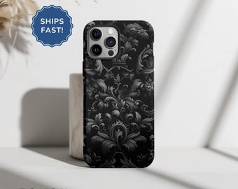 Könnte beinhalten: Schwarze Handyhülle mit einem dunkelgrauen Blumenmuster. Die Hülle hat eine erhöhte Kamerabuckel und einen Ausschnitt für die Tasten des Telefons.